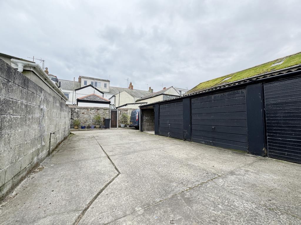 Lot: 16 - BLOCK OF GARAGES INCLUDING LARGE WORKSHOP - Court Yard and Entrance